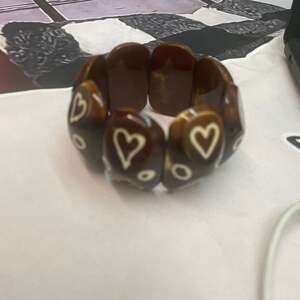 Vintage Chunky Brown Resin Heart Motif Stretch Bangle Bracelet